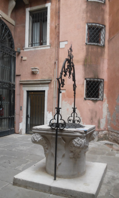 immagine della vera da pozzo cortile interno di palazzo Balbi a Venezia