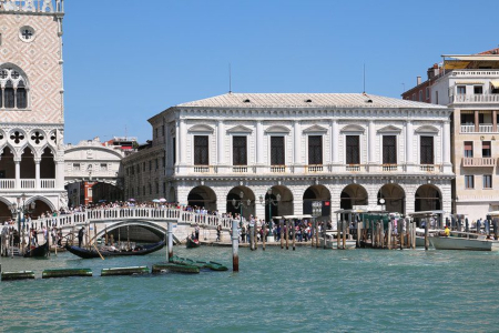 esterno Prigioni Nuove a Venezia con i ponti dei Sospiri e della Paglia e scorcio di Palazzo Ducale