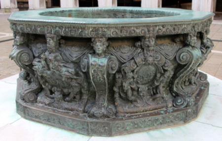 la vera da pozzo in bronzo nella corte interna di palazzo Ducale a Venezia